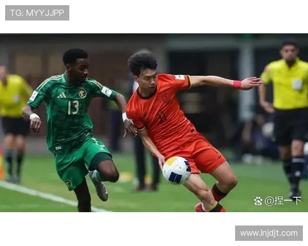 中国足球队迎战日本队，亚洲杯小组赛首轮激战正酣，国足力争开门红